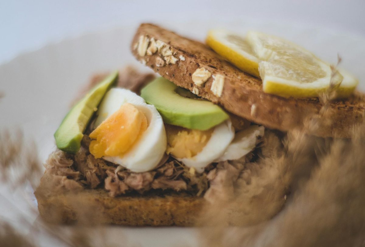 Uova Ripiene con Avocado: Una Rivisitazione Cremosa e Salutare del Classico Antipasto Low Fat