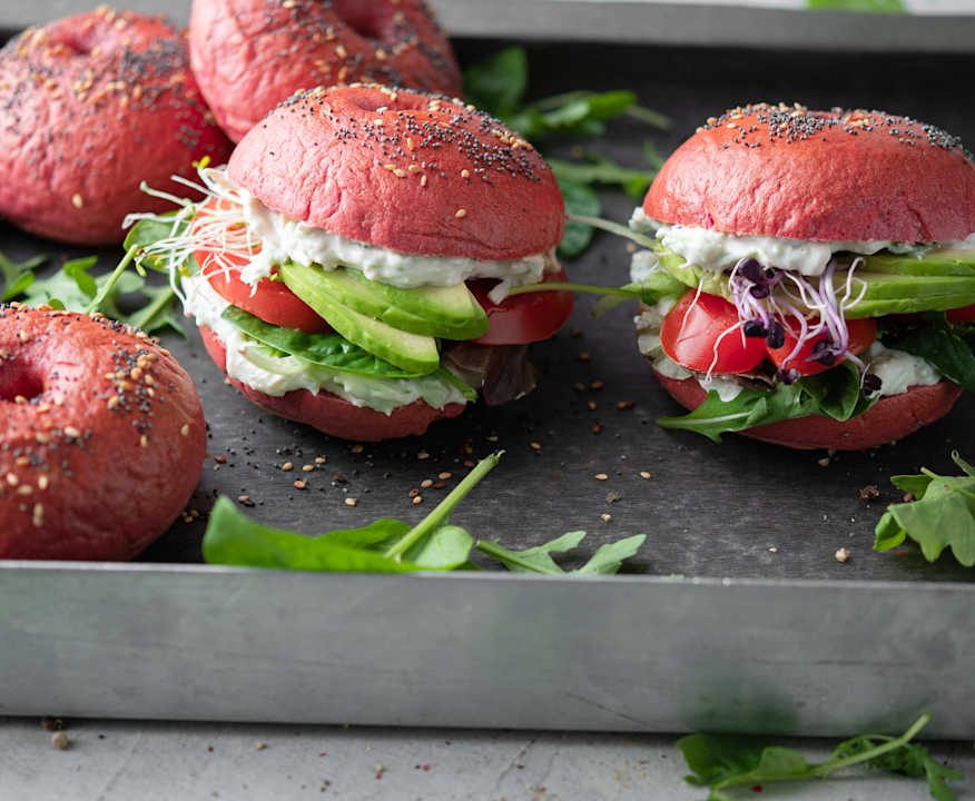Bagel rosa con pollo, avocado e verdure Protein