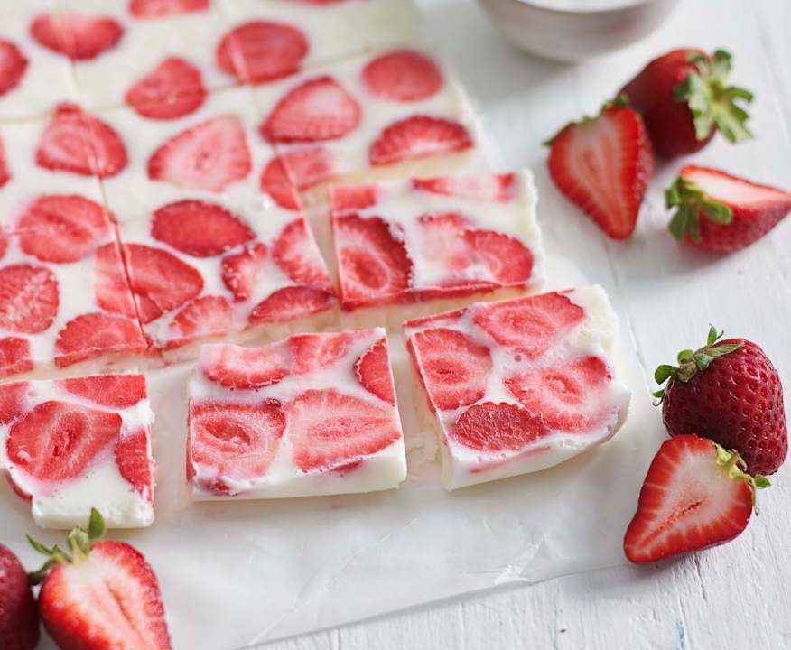 Barrette di frozen yogurt e fragole