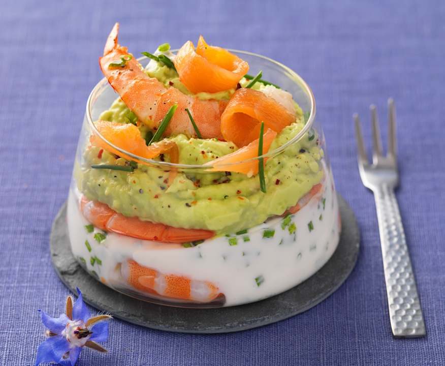 Bicchieri con salmone, gamberetti e avocado Low Fat