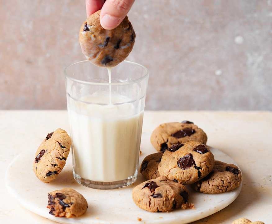 Biscotti Cookies al burro di arachidi e cioccolato Low Carb