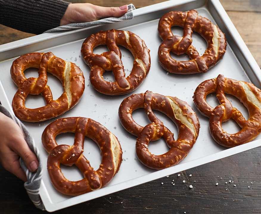 Bretzel farciti con speck, Emmental e cetriolini Low Carb
