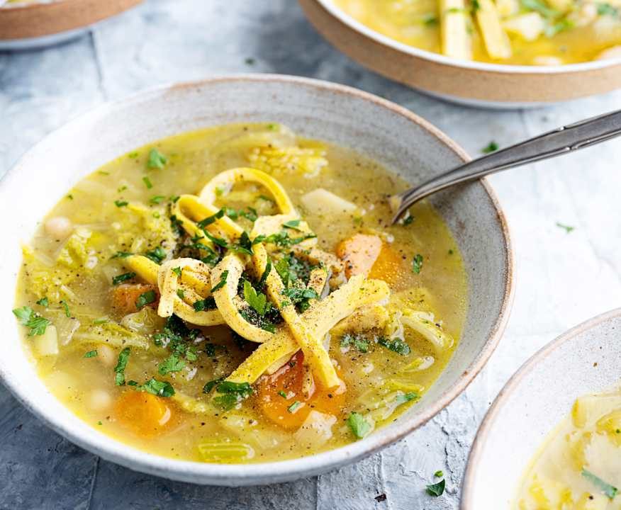 Brodo di verdure con noodles di omelette Low Carb