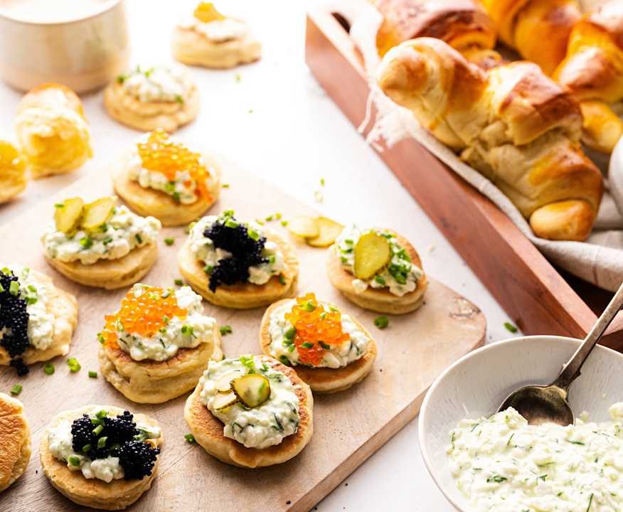 Brunch est-europeo (confettura di mele, cornetti, blinis, crema al latte e tè chai) Low Carb