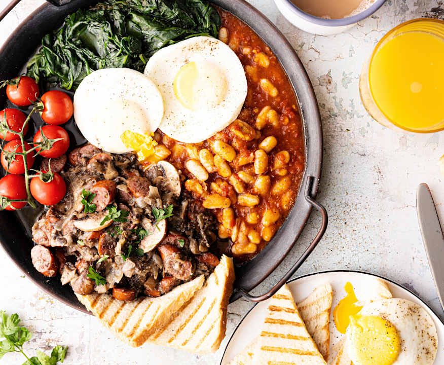 Brunch inglese (uova, backed beans, spinaci, salsiccia e funghi) Protein