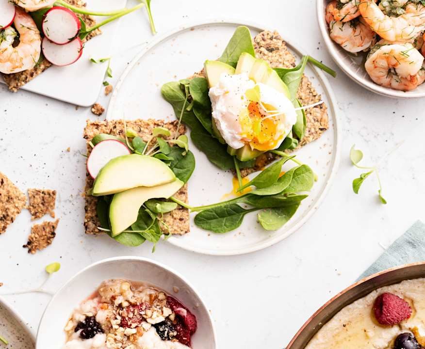 Brunch scandinavo (pane croccante, porridge, uova in camicia e gamberi) Low Fat