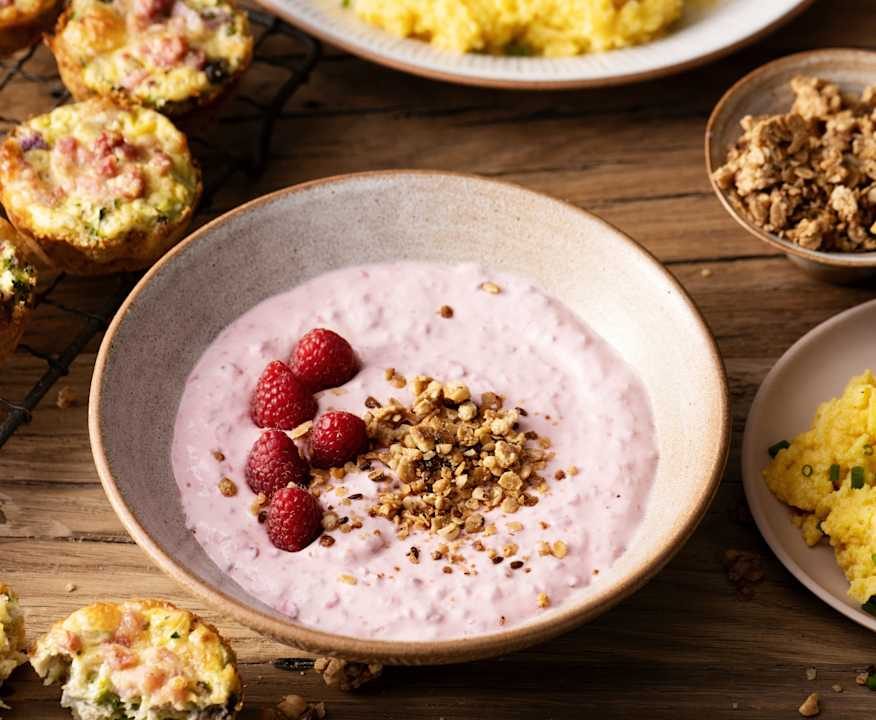 Brunch tedesco (muffin salati, uova strapazzate, granola e yogurt) Protein