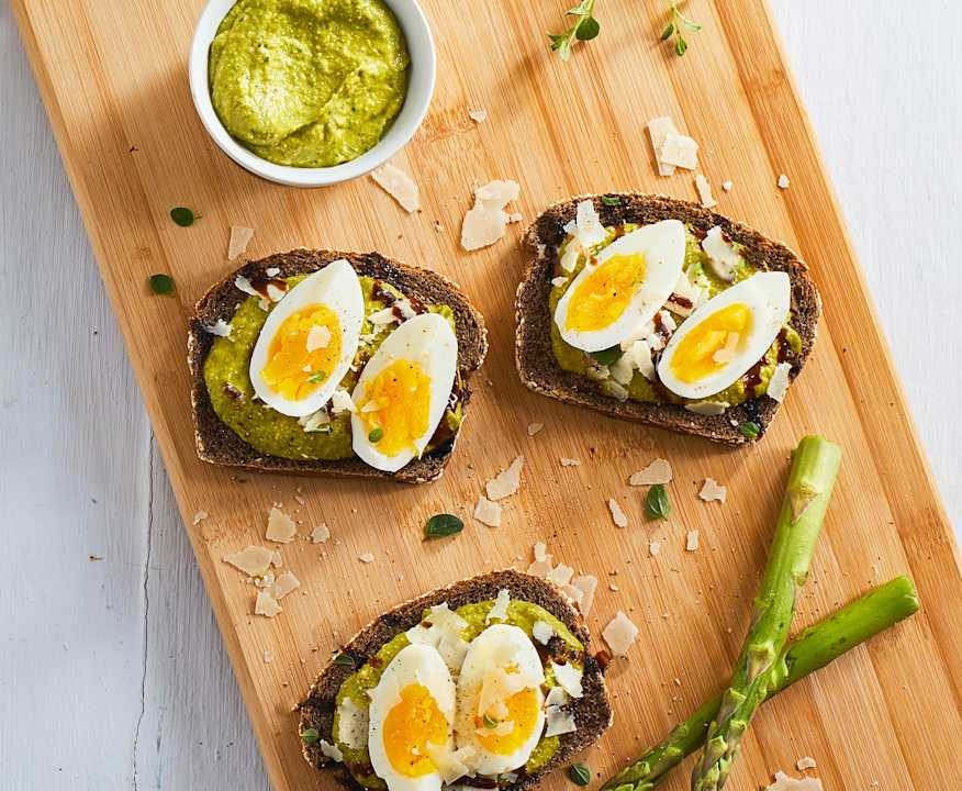 Bruschette integrali con asparagi, uova e Parmigiano Reggiano