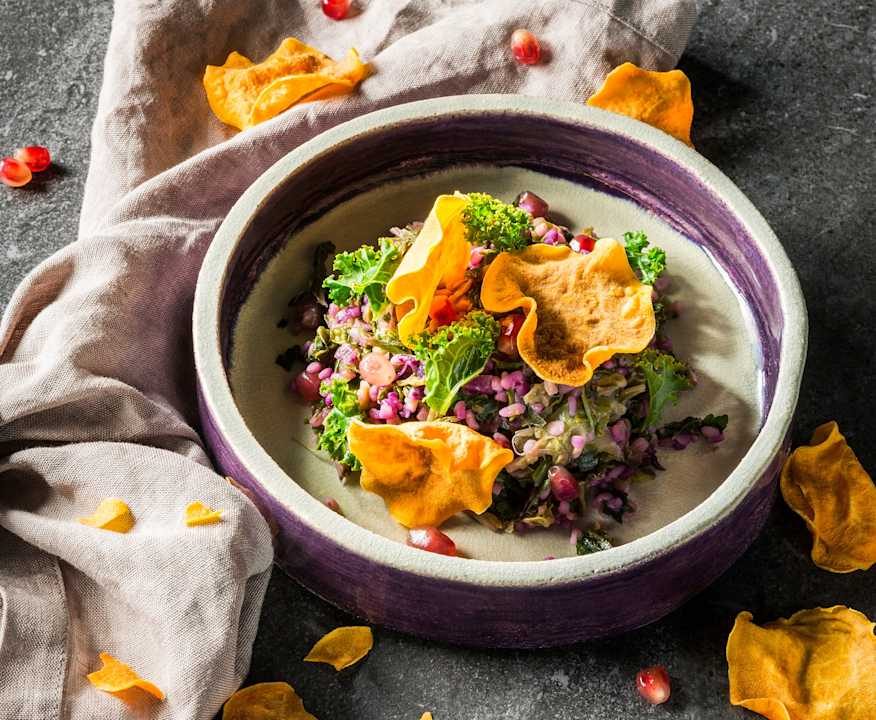 Bulgur cavolo riccio e melagrana con chips di patate dolci Low Carb