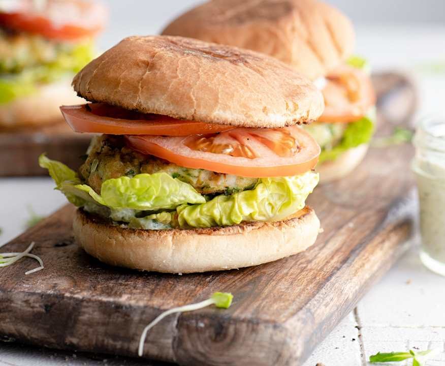 Burger di pesce con salsa aromatica al cetriolo Protein