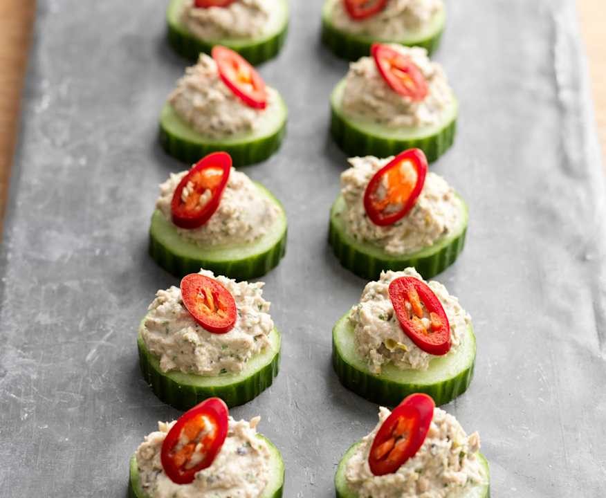 Canapè di cetrioli con mousse di tonno