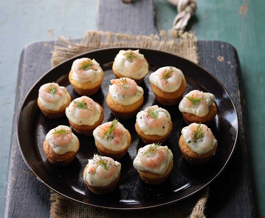 Canapè di polenta con gamberi e maionese all'aneto Low Carb