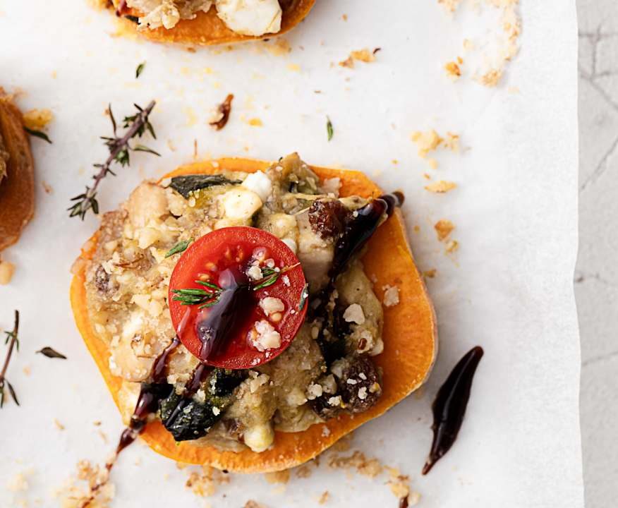 Canapés di patate dolci con feta, fagioli e zucchine Protein