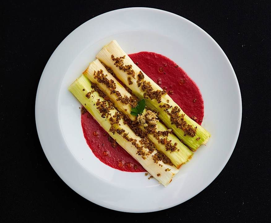 Cannelloni di porro al baccalà mantecato su salsa di rapa rossa di Mattia Poggi