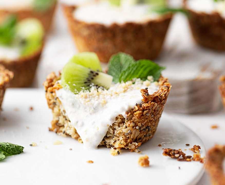 Cestini di granola alle noci con yoghurt e frutta