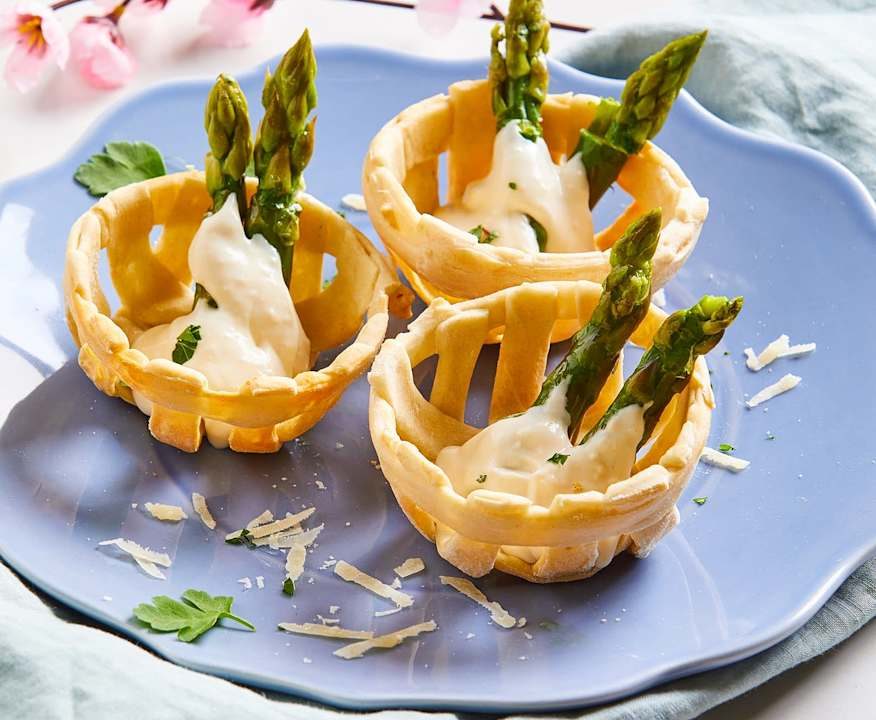 Cestini di pane con asparagi e crema al Parmigiano Reggiano