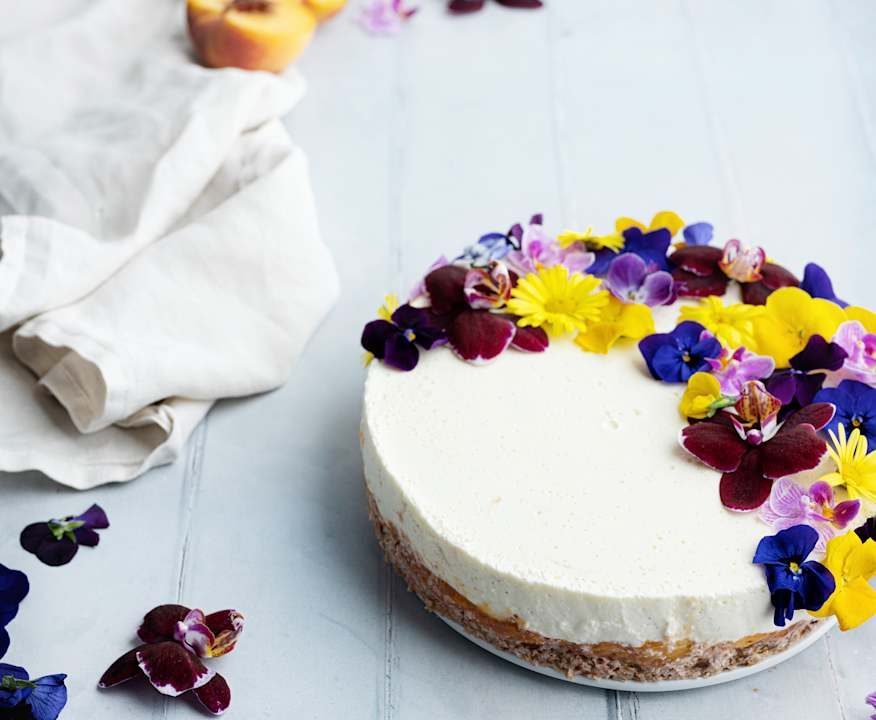 Cheesecake alle pesche con fiori eduli