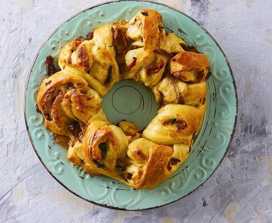 Corona di pan brioche ripiena di verdure e Asiago Low Carb
