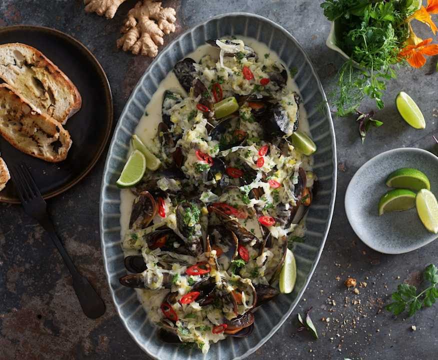 Cozze al vapore con porri e latte di cocco