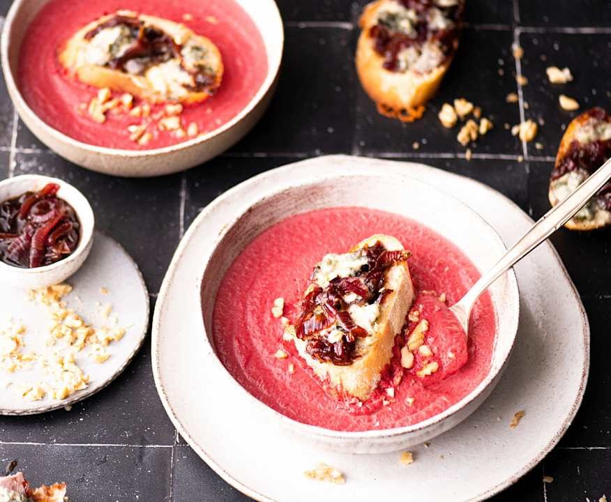 Crema di barbabietole con crostini al formaggio e cipolle caramellate Low Carb