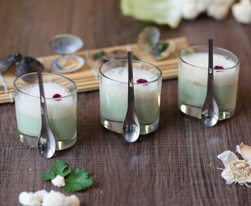 Crema di cavolfiore con schiuma di vongole e prezzemolo (di Sebastiano Rovida)