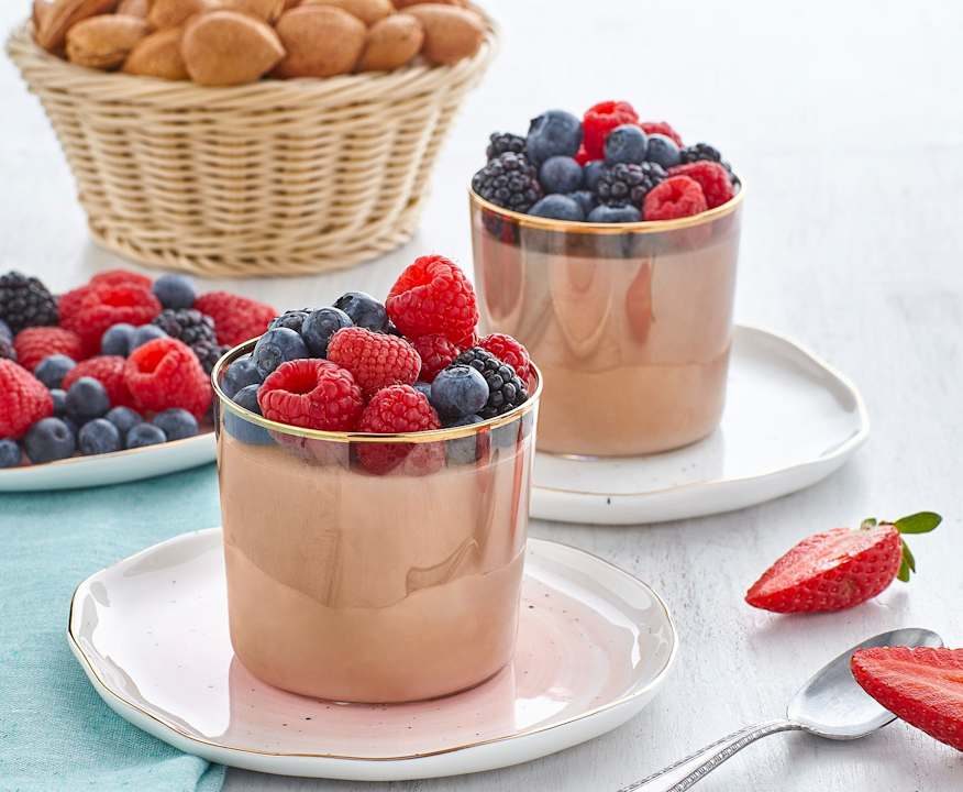 Crema di mandorle con frutti di bosco