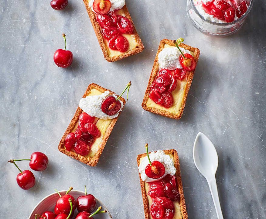Crostatine di farro con crema di yogurt e composta di ciliegie Low Fat