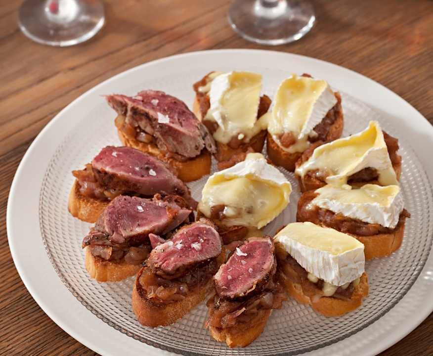 Crostini con cipolla caramellata, filetto di maiale e Camembert Protein