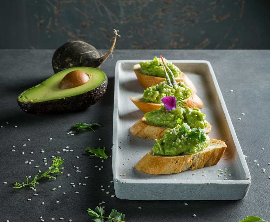 Crostini con crema di avocado e daikon Low Fat