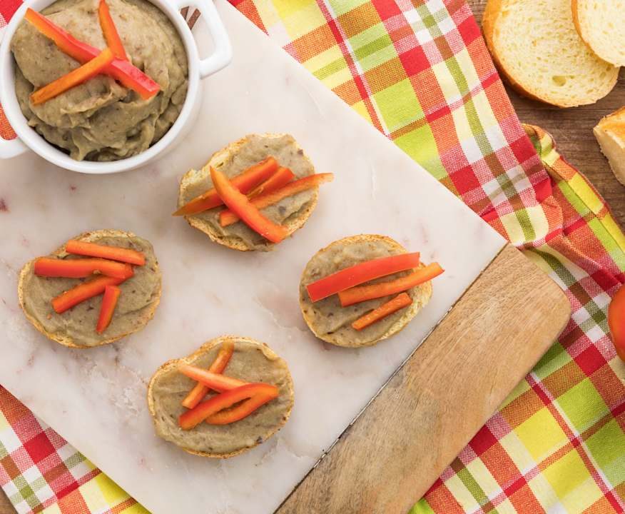 Crostini con purea di melanzane e filetti di peperone Protein