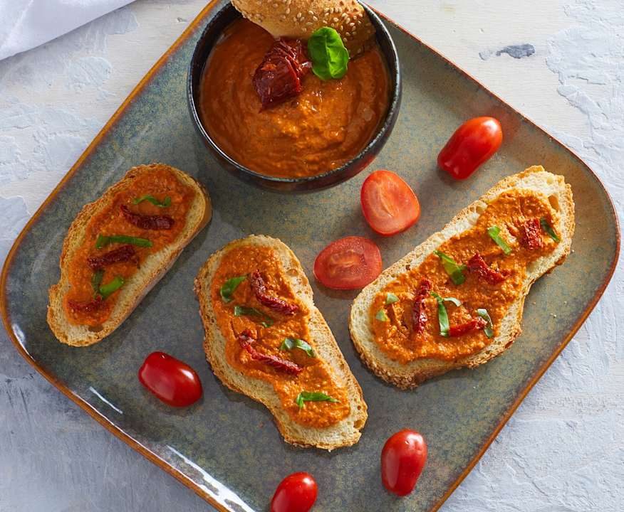 Crostini di pane al sesamo con salsa ai 2 pomodori Protein