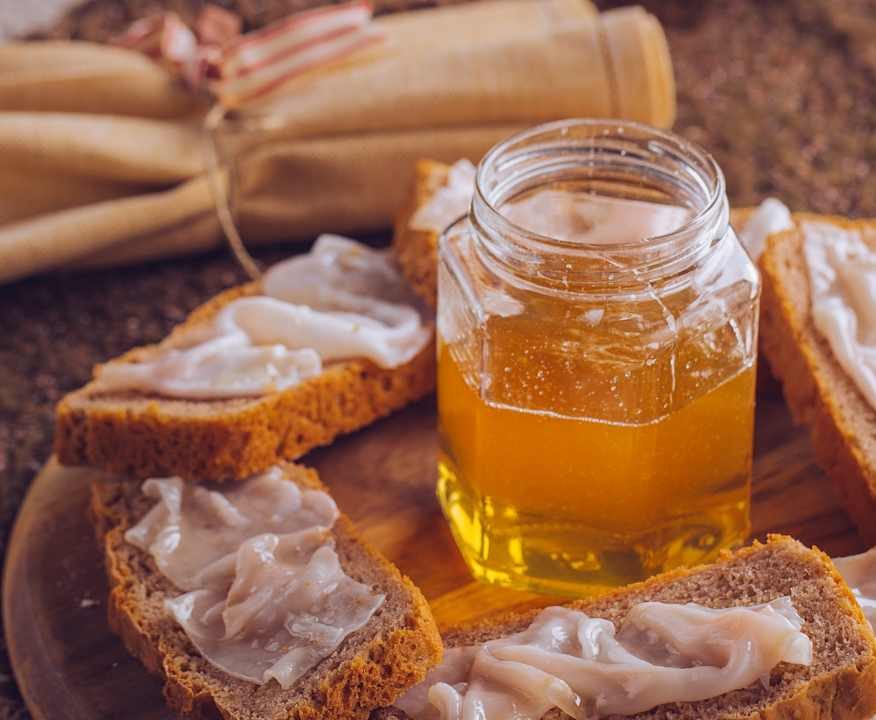 Crostini di pane alle castagne e noci con lardo e miele Low Carb