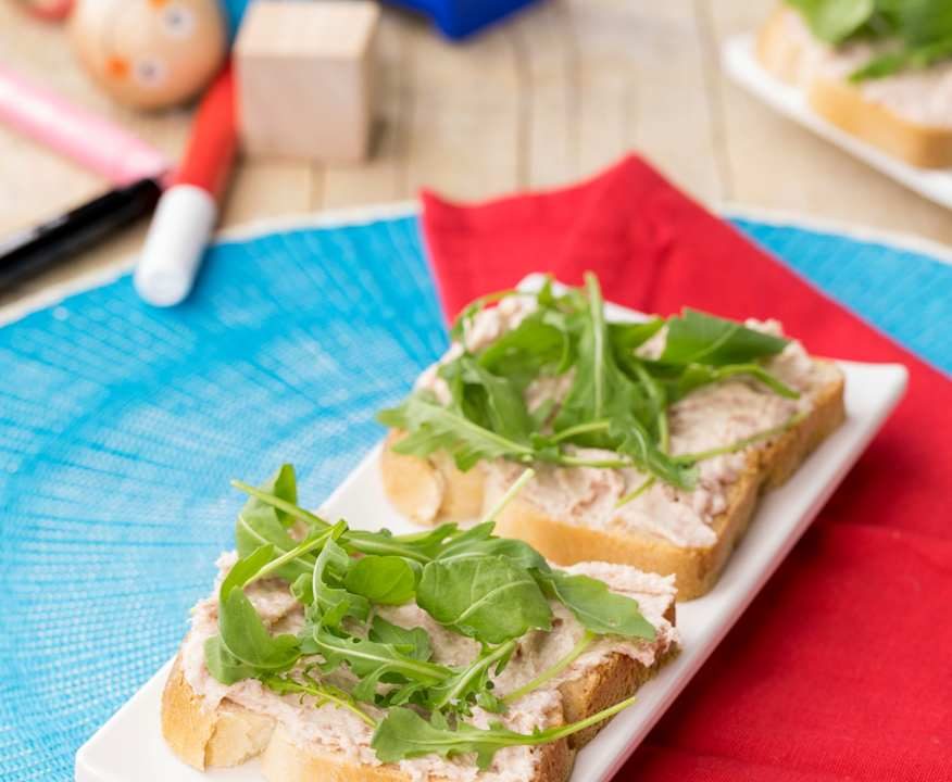 Crostini di pane bianco con mousse al prosciutto crudo Protein