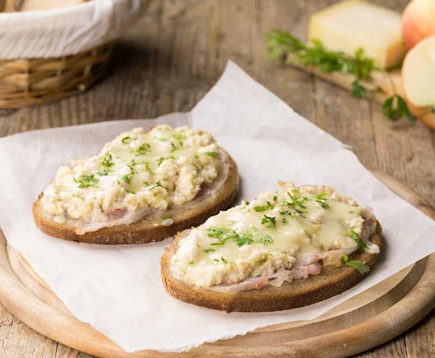 Crostini di pane di segale con mele e Montasio Low Carb
