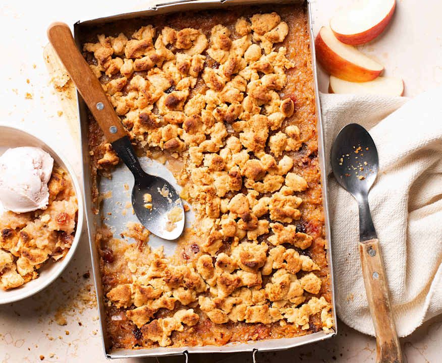 Crumble vegano di mele e noci con uvetta