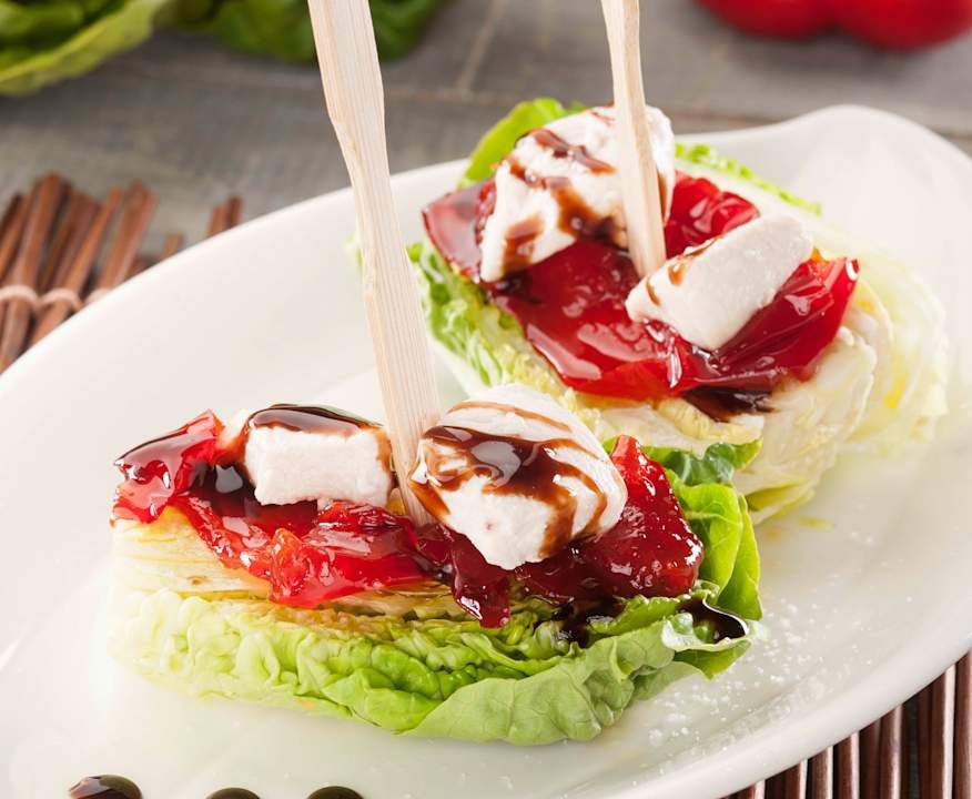 Cuori di lattuga con peperoni caramellati e pollo