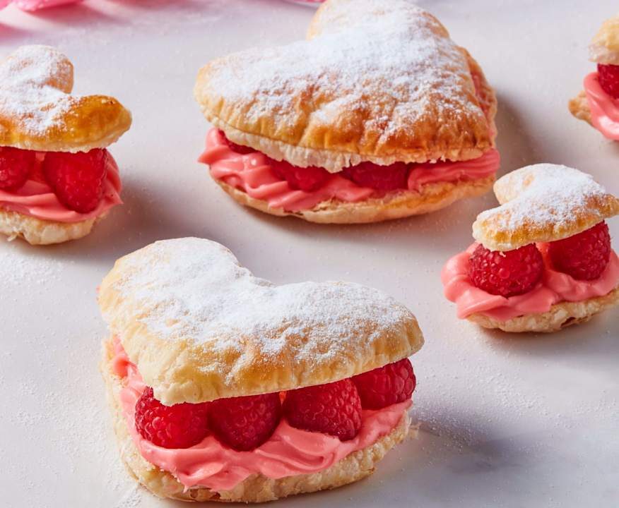 Cuori di sfoglia con crema pasticciera e lamponi