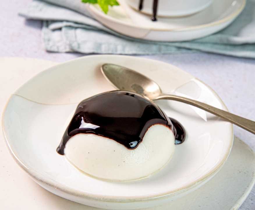 Cupole di panna cotta e salsa al cioccolato (vegan)