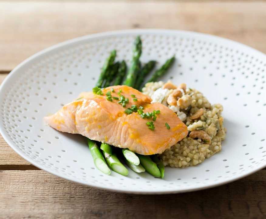 Filetti di salmone con grano saraceno e asparagi Protein