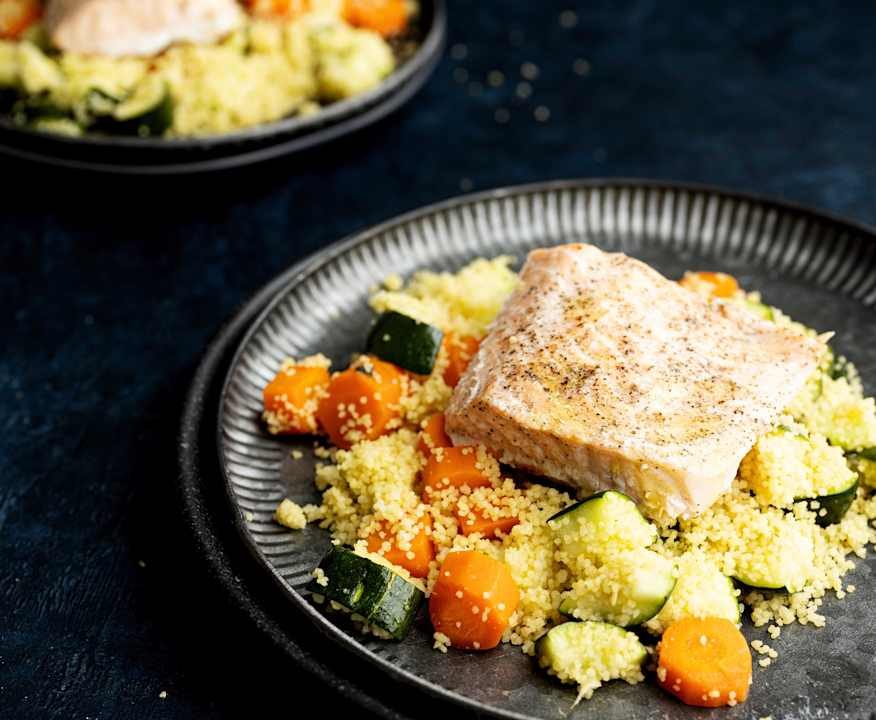 Filetti di salmone e cous cous con verdure e salsa alla curcuma Protein