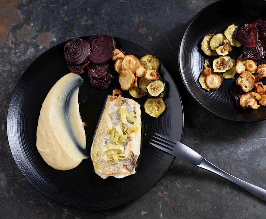 Filetti di trota sottovuoto con crema di fagioli e chips di verdure Low Carb