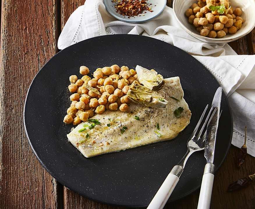 Filetto di branzino con carciofi e ceci