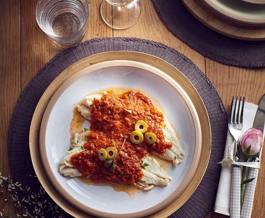 Filetto di pesce al vapore con salsa al pomodoro e olive (TM6) Low Carb
