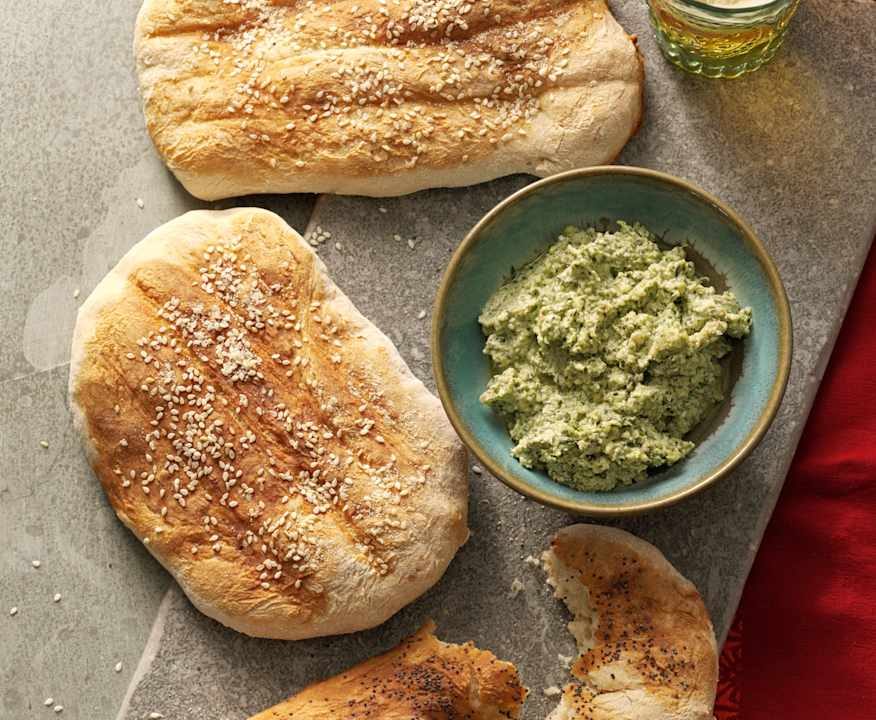 Focacce ai semi con salsa alle erbe e noci Low Fat