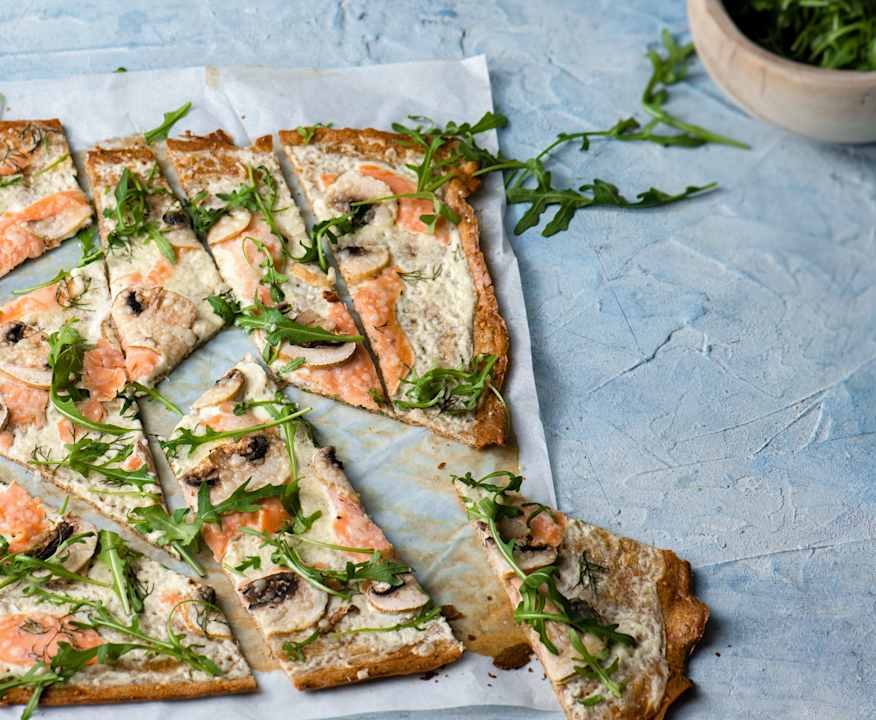 Focaccia ai semi di lino con salmone, funghi e rucola Protein