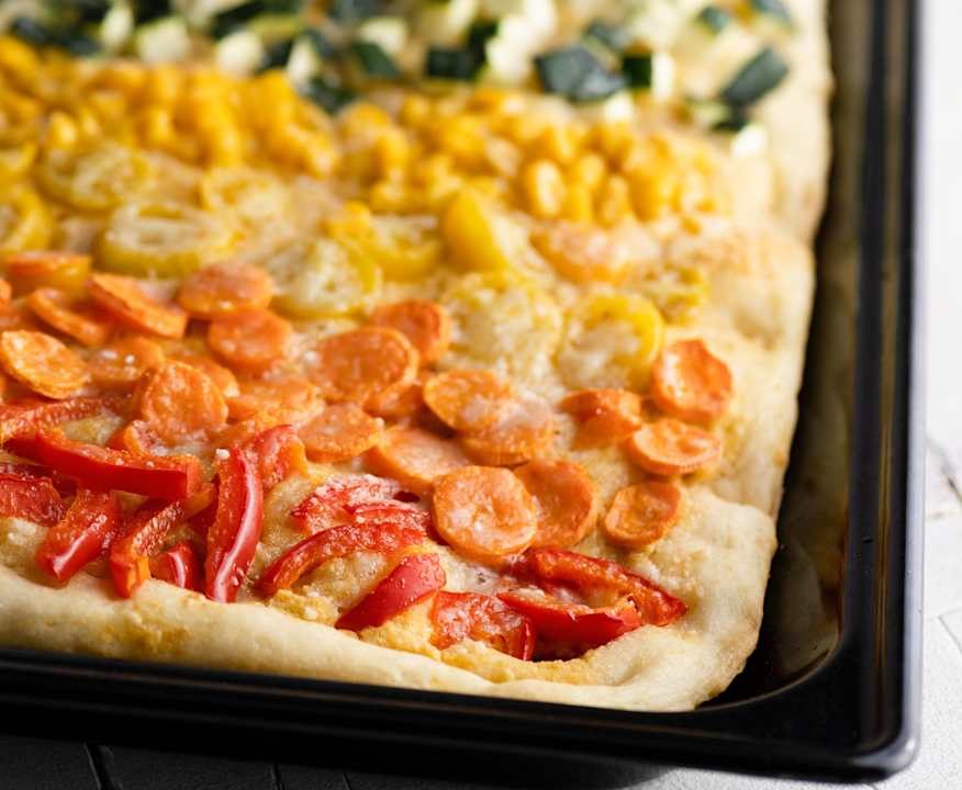 Focaccia arcobaleno con hummus e verdure Low Carb