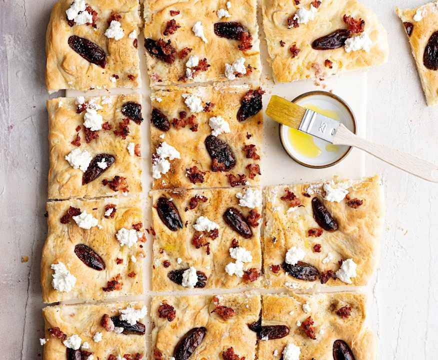 Focaccia con datteri, pancetta e formaggio di capra Protein
