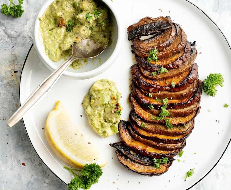 Funghi portobello con chimichurri all'avocado Low Carb