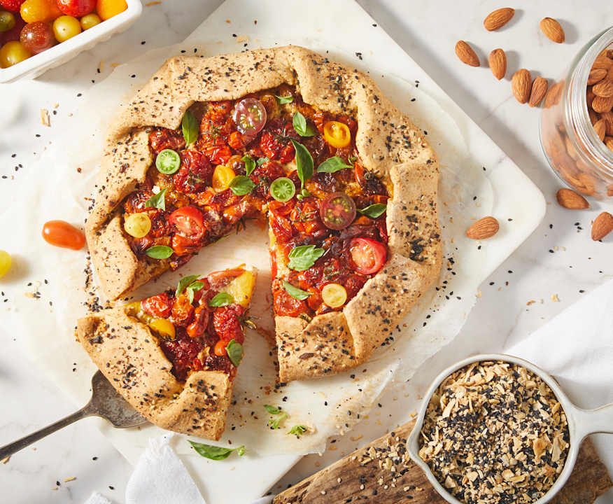 Galette di polpa di mandorle con pomodori