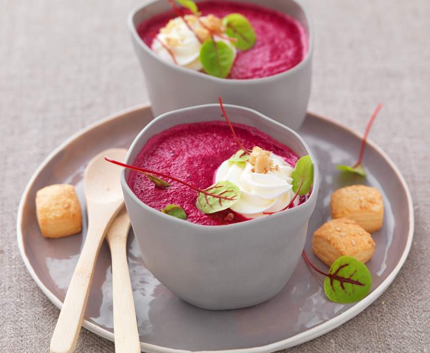 Gazpacho di barbabietola con formaggio di capra e noci Low Carb